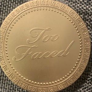 Too Faced Luminous Bronzer (Snow Bunny)